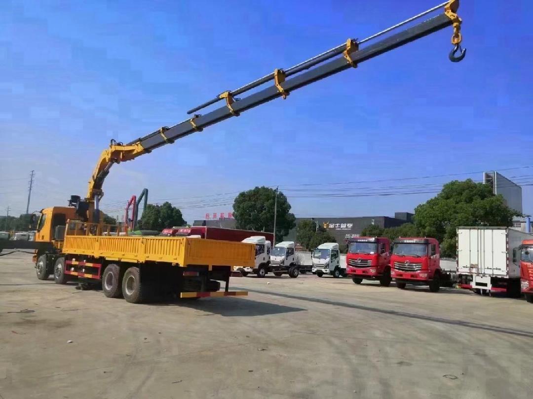 徐工21吨折臂随车吊平板车 高效灵活的随车起重运输解决方案