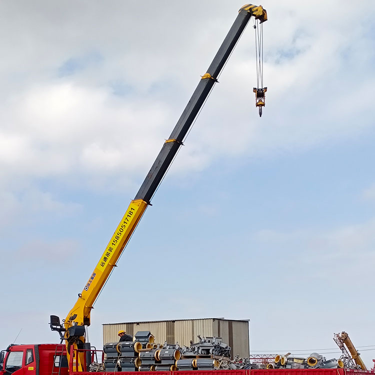 随车吊与清障车 道路救援与工程作业的得力助手